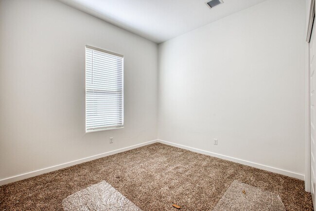 Building Photo - Beautiful East side House 4 bed-2.5 baths, part of The Overlook Casa Club that includes Swimming ...