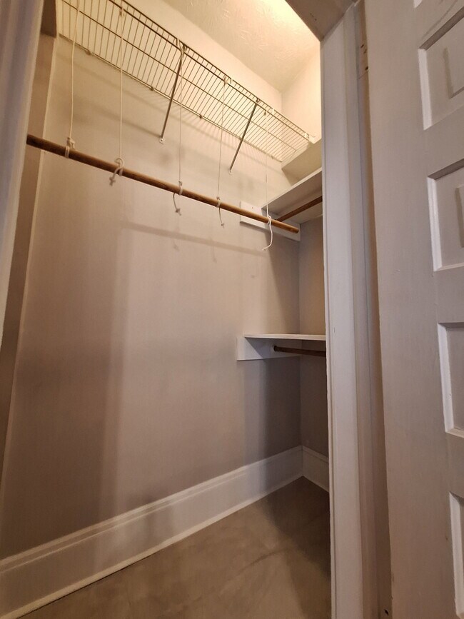 Building Photo - 852 Monroe Dr NE