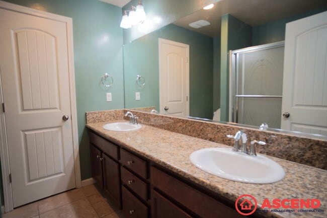 Building Photo - Charming 4-Bedroom, 2-Bathroom Home in Nor...