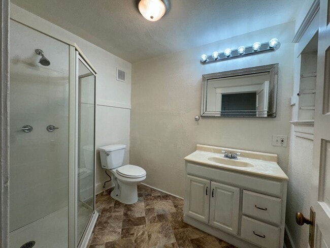 Building Photo - Charming 4 bedroom home