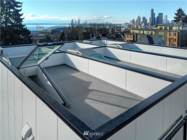 Building Photo - First Hill Modern 2-Bedroom Condo with Roo...