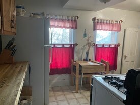 Building Photo - 526 1/2 E 7th St