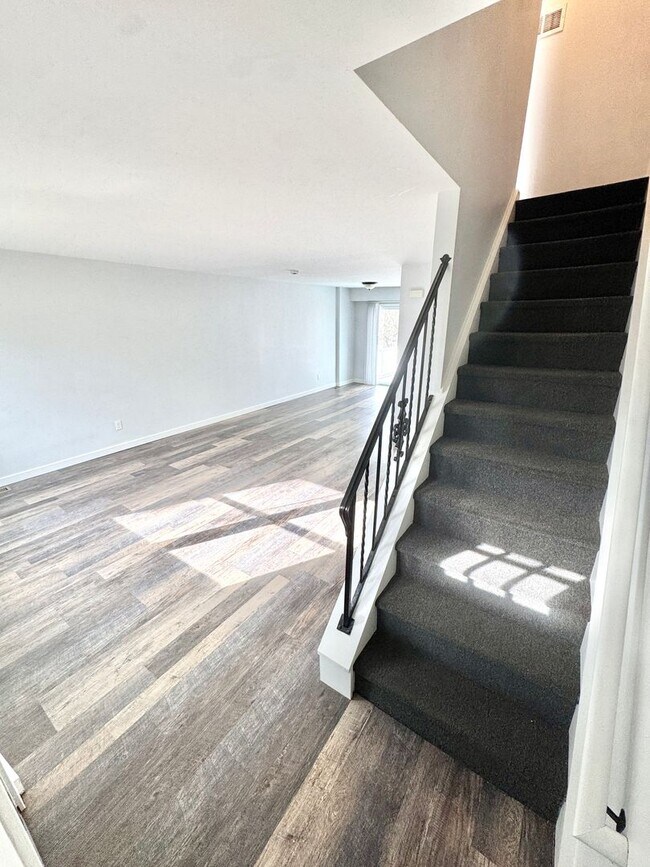 Building Photo - COMPLETELY REMODELED THREE BEDROOM Twin