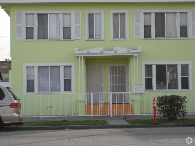 Building Photo - 826 E 10th St