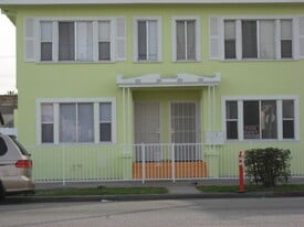 Building Photo - 826 E 10th St