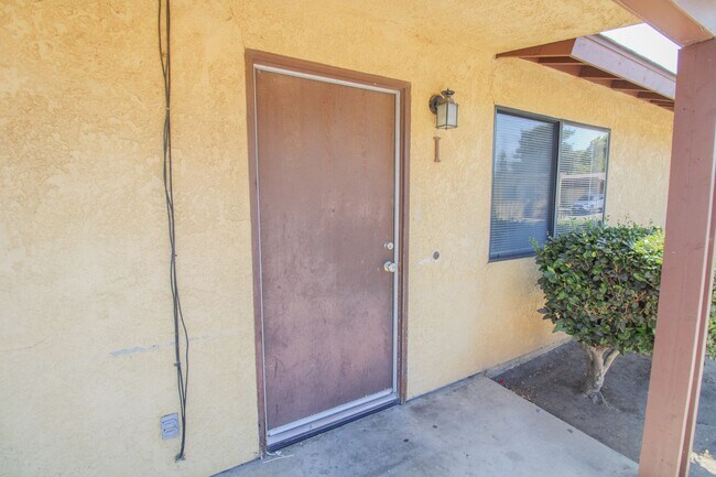 Building Photo - Updated, 2 bedroom, 1 bath apartment tucke...