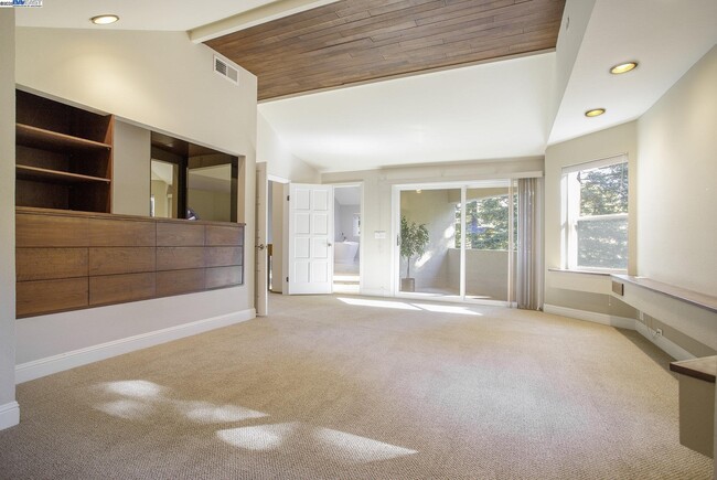 Building Photo - 3 Blackhawk Club Ct