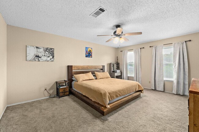 Building Photo - Texas sized home near the golf course