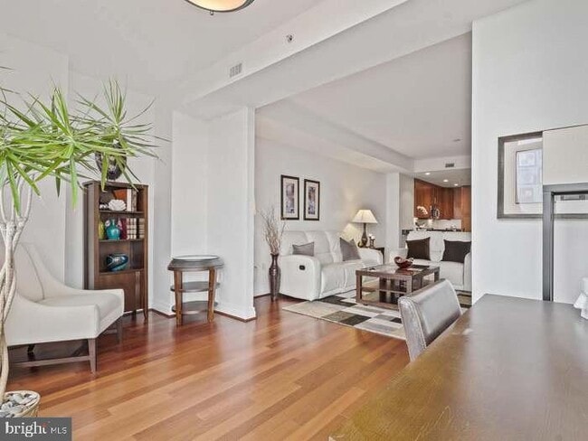 Building Photo - 8220 Crestwood Heights Dr