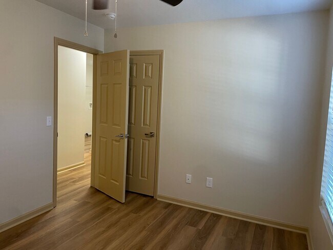 Building Photo - 1305