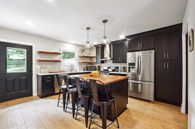 Building Photo - 2450 Hillcrest Dr