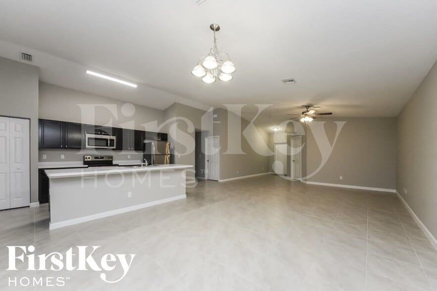 Building Photo - 797 SW Hillsboro Cir