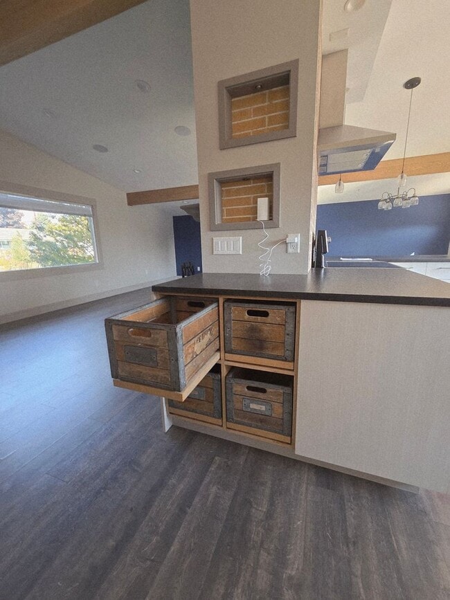 Building Photo - 3Bedroom, 2.5 Bath Mid Century Modern Home...