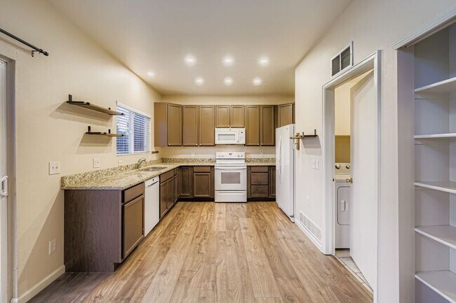 Building Photo - 2222 Woodpark Dr
