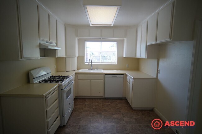 Building Photo - 2 Bed / 1 Bath Home with Solar – Convenient Bakersfield Location