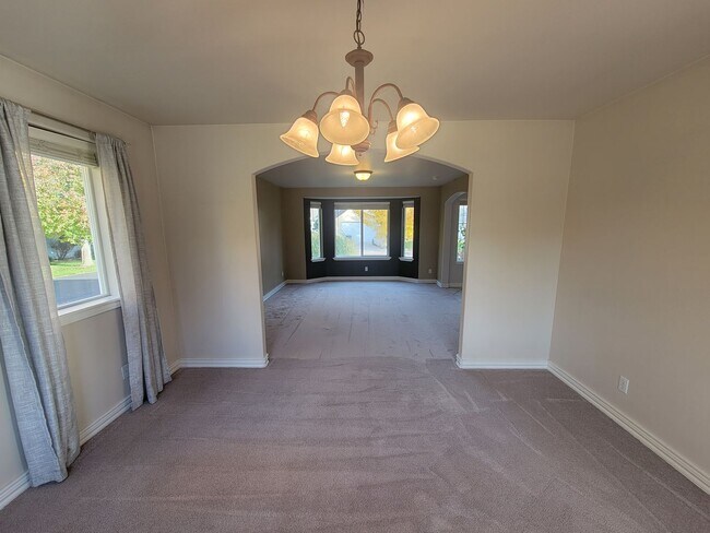 Building Photo - 3BR/2.5BA Home Near River – Stamped Patio,...