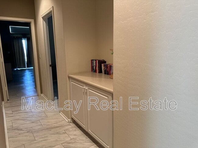 Building Photo - 3641 S Hawthorn Dr