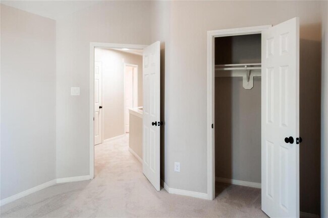 Building Photo - 410 Blossomwood Dr