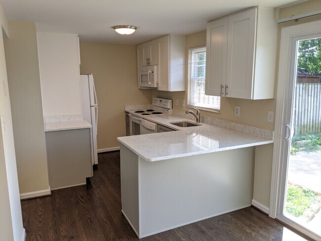Building Photo - Renovated townhouse in established neighbo...