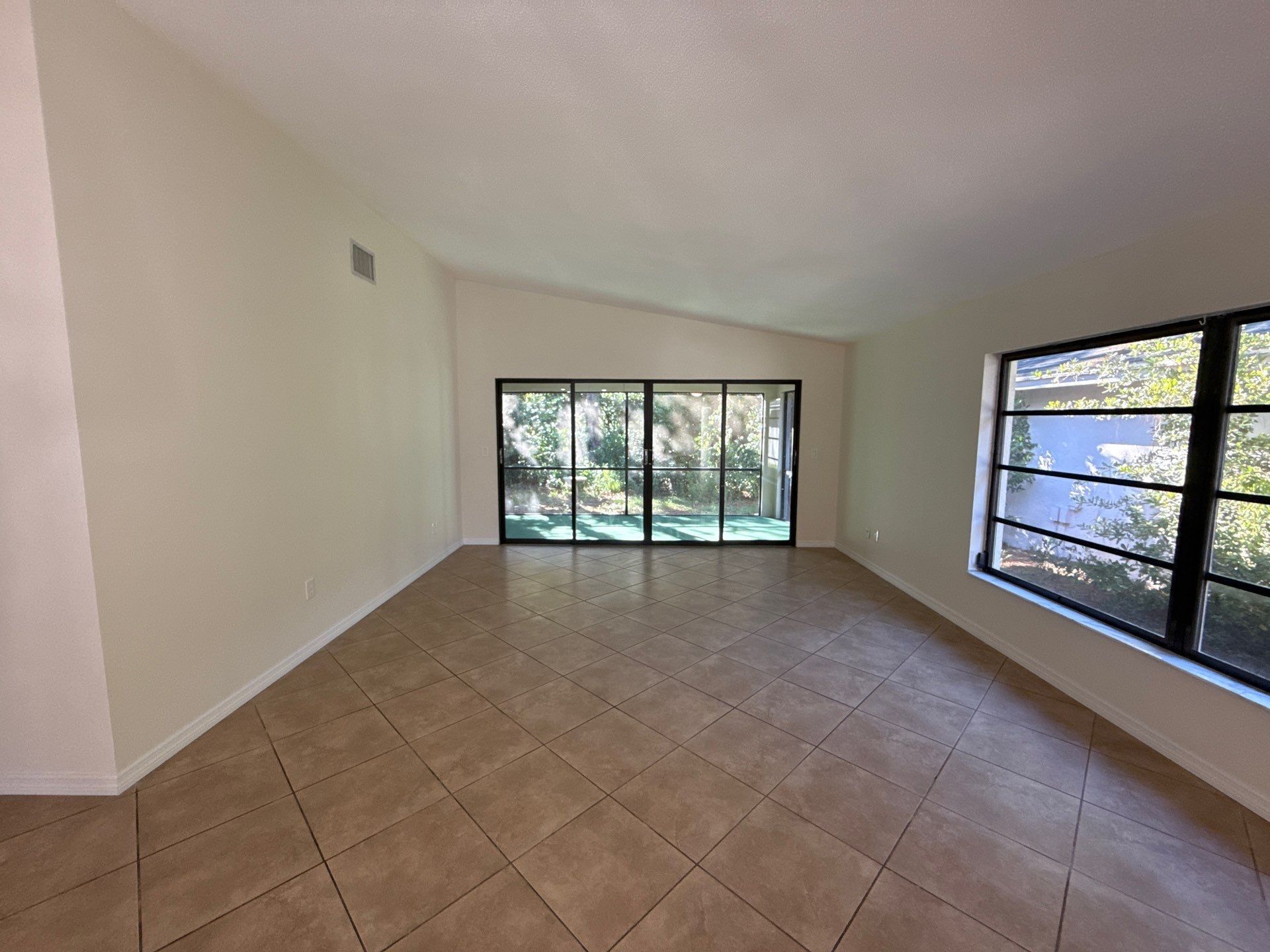 Building Photo - 100 Golfview Dr