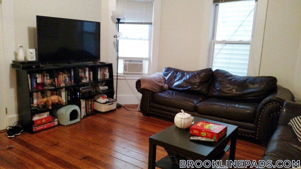 Building Photo - 127 Brook St