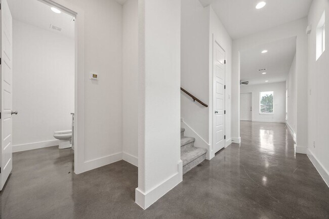 Building Photo - 215 San Salvador Ave