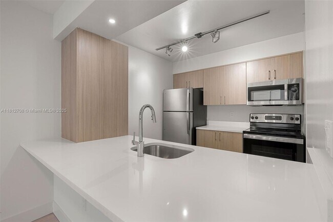 Building Photo - 1756 N Bayshore Dr