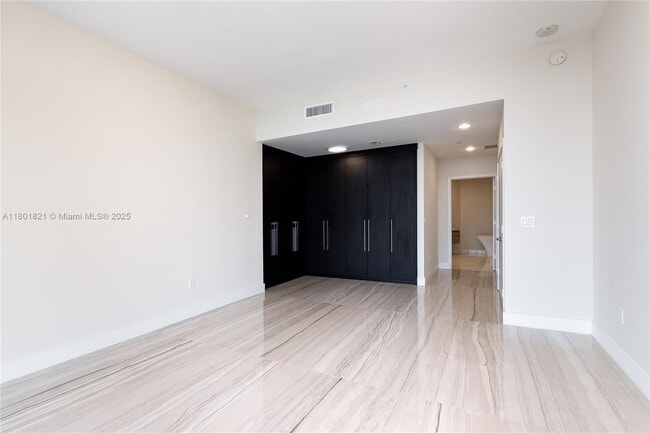 Building Photo - 17111 Biscayne Blvd