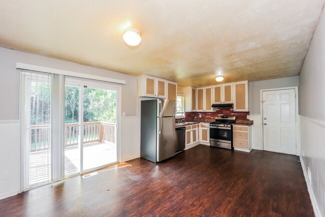 Building Photo - 3840 Benchmark Dr