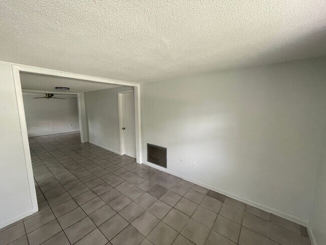Building Photo - 2/1.5/1 New Port Richey