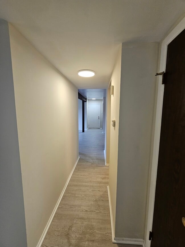 Building Photo - 800 Brook Dr
