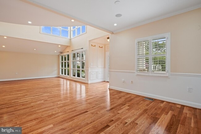 Building Photo - 5905 Lone Oak Dr