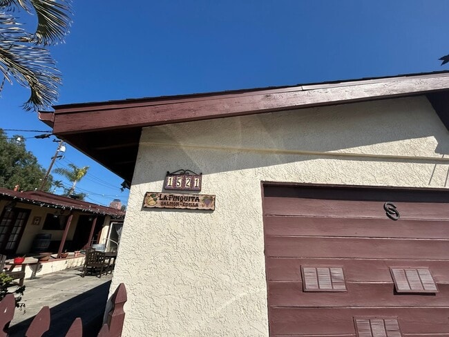 Building Photo - Cozy 2-Bedroom Duplex with Fireplace & Sunroom in Vista – Don’t Miss Out!