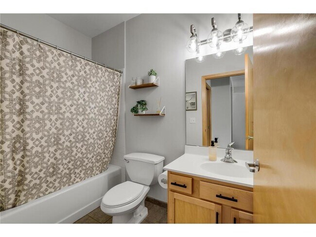 Building Photo - 2565 Franklin Ave