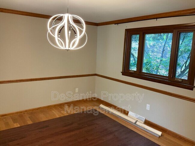 Building Photo - 471 Manordale Rd