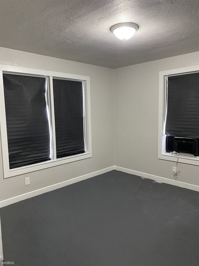 Building Photo - 2 br, 1 bath Duplex - 2754 Foster Street