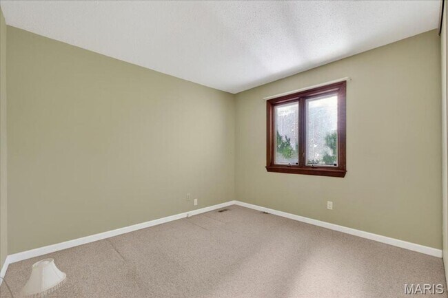 Building Photo - Welcome home to comfort and convenience in St. Peters!