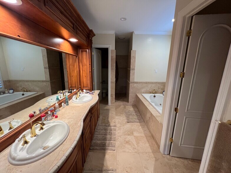Master bathroom - 9220 Touchstone Ct