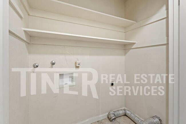 Building Photo - 8 Saratoga Cir