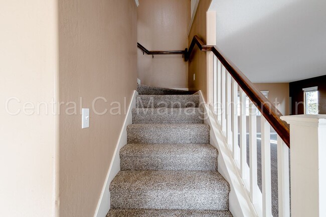 Building Photo - Large 4 Bedroom/2.5 Bath Home with a Large Loft - $2795 Per Month!