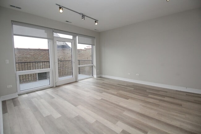 Building Photo - 1554 N Talman Ave