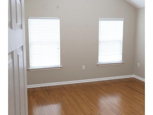 Building Photo - 3204 Village Ln