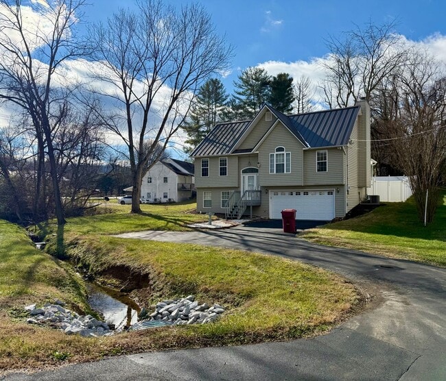 Building Photo - Beautiful Home behind ETSU and 5 minute drive to VAMC