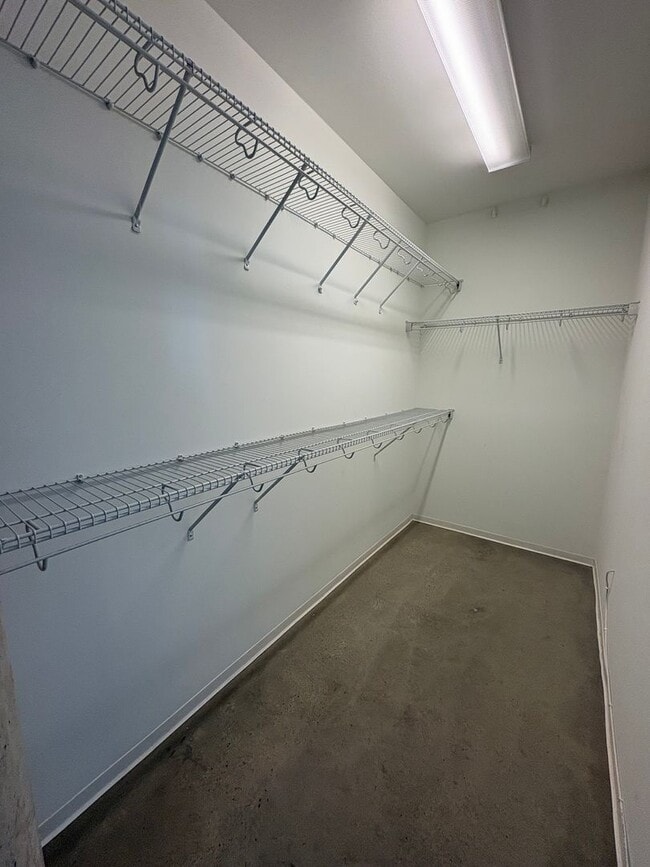 Building Photo - Enormous Loft With Downtown Views
