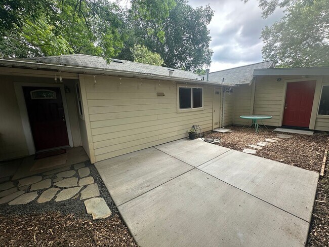 Building Photo - 2 BR w/ Bonus Room/Office