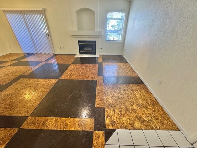 Building Photo - SPACIOUS 2 BEDROOM TOP FLOOR CONDO
