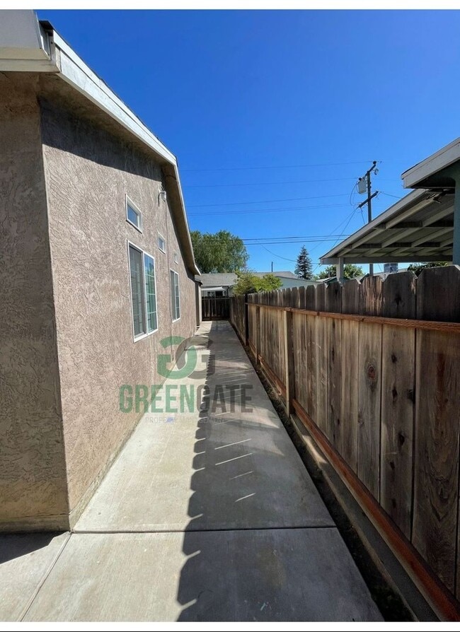 Building Photo - BEAUTIFUL 3 BEDROOM 2 BATH HOME MOVE IN RE...