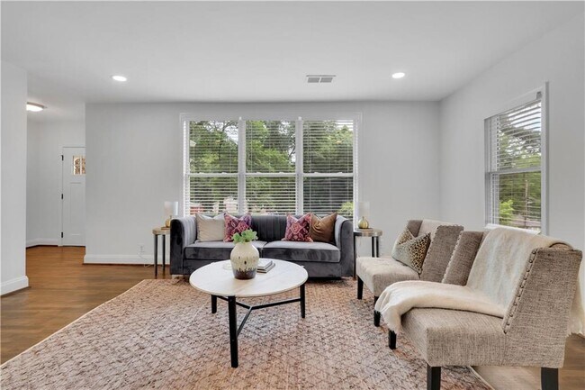 Building Photo - 2222 Beecher Cir SW