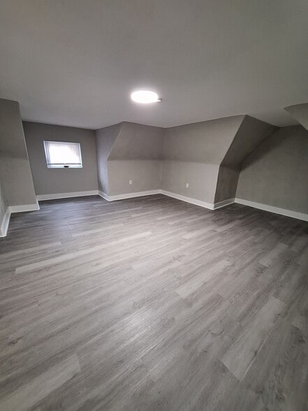 Building Photo - 627 E 2nd Ave