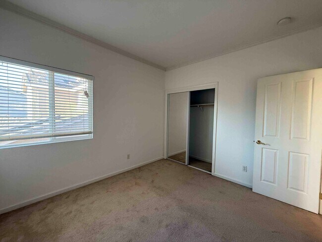 Building Photo - Spacious Cresleigh Ranch Home Near Schools...